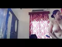 Egy fiatal lány elcsábít egy ingyen teljes porno filmek embert. A seggét ívelt, majd megmutatja a L