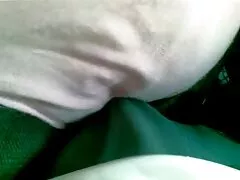 Szex egy fiatal tanárral. Egy fiatalember jött egy új tanárral, aki nem érti, miért volt a kis helyeken. Nagyon dühös volt, és mint egy fiatal lány, aki ellene porno filmek ingyen állt, leereszkedő hangon hallgatott rá. Amikor felöltözteti a vállát és megmasszírozza neki, nem aggódik, majd a kezével megragadja és megcsókolja. Vetkőztesd le, a farkát a szájába, aztán tedd az asztal fölé, és megdugtad az osztályteremben.