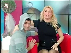 Lány eltávolítása ruha, a srác fel Szex játékok között dinnye ingyen extrém porno neki. Miután játszott a vibrátorral, megkapta a lány hüvelyét a nagy mellekkel.