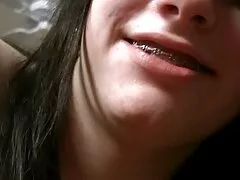 Nge-szex. Egy szexi anya felnőtt feküdt a fürdőben egy fiatal férfi, majd megcsókolta. Anya felébred, baszni néhány nagy mell Anya, szopni. Miután a szopást végzett, felállt, majd felemelte a lábát, hogy fasz. ingyen nézhető pornó videók