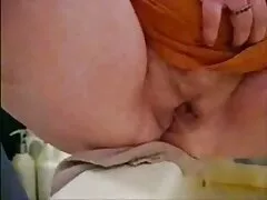 Sok cum, kakas. A csaj spilts ki, hogy orgazmus. Úgy dönt, hogy szopni, az ember végre ingyen pornók rajta.