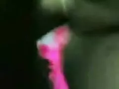 Egy férfi fasz a barátnőjével. Egy kopasz lány szexi otthonról, a barátja készült a bugyiját. Felkelt, ruhát cserélt, kiment, lefeküdt, és arra kényszerítette, hogy elnyomja a seggét. A lány a tetején, miközben szar, fecskék kakas le a torkán, a melleit. Strip, a férfi úgy érezte, a mellét, majd a fájdalom, mosolygott, nevetett, majd üljön a kakas, baszd meg a kanapén. A szex szerelmese a seggén keresztül, ül a csirke, míg mások orális szex rajta, majd befejezni az orgazmus. Egy lánynak van tetoválása, szer