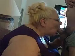 A fenébe, egy lány pihen. családi szexvideo Gyönyörű Szőke Nő kortyolgatva egy koktélt sütkérezik a fürdőruhában. A srác gyönyörű testét kínálja a kibaszott szenvedélynek, gyönyörű emberek.
