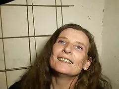 Szex az első pillantásra. Egy fiatal fiú, eltolt kusza haj ül egy videojáték egy férfi, aki ismeri a kislányát otthon. Azonnal kedvelte, és amikor belépett a szobába, követte őt, és látta, mit csinál. Amikor rájön, hogy ez a kakas az ágyon a hüvelyben nagymama porno ingyen a fiatalok, tele spermával.