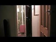 Egy kövér fickó farkát szopja. ingyen letölthető szexvideok Leült a kanapén a boldogság, majd elkezd simogatta a