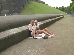A barna hajú lány fitness. Nyalogatja felemelte a lábát az ágyhoz. A barátja bemegy a szobába, és megdicsérte. Megcsókolta szenvedélyesen, ő szar egy hatalmas pornót magyarul pénisz. Kinyújtotta a lábát az ágyból, majd a szerződés, nyalogatja a rés, punci, hanyag, ő. Tetszett neki a lány, klitorális orgazmusba vitte.