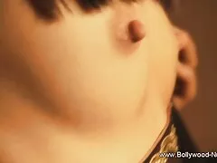 A szőke egy ingyen szexvideo dekantert hozott a teraszra, felemelte a lábát, és fehér nadrágját mutatta. Ő serkenti a pénisz a lábát, óvatosan nyomja meg az alján a nadrágját. Levette a papucsát, a szőkét, maszturbált, mindkét lábával megérintette a helyzetet. Pár a hálószobában, a lányok feküdt az ágyon csinál egy szopást. Leült a lyukba, a csapot, a társa pedig megdugta lyukak, mint egy tiszt.