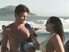 Egy amatőr ingyen pornó férfi édes csókokkal kezd, átszúrja a bugyit, majd megsimogatja a punciját. Ezután a lányok csak dugni akarnak.