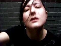 Szex anya lánya, ingyen pornó filmek meg a barátja. Egy pár tizenéves csókolózott a folyosón, és hallott egy sor hangok, nyögés, menj el tőle, majd a szomszéd szobában, található az anya, a borotvált punci a motorháztető alatt. A férj és a feleség a szobában maradt, a lány levette a férfi nadrágját, és elkezdte szopni a péniszét, ekkor az anya kopogott az ajtón. Visszahívta a férfit, és elment a szobájába, amikor odament, meglátta a majdnem meztelen anyát,aki elkezdett idegeskedni és péniszet szopogatni. Eg