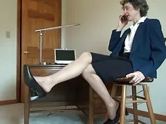 Miután eltávolította a melltartót és a rövidnadrágot, még akkor is, ha túlmelegedett, a férfi egyszerre kezdte nézni ingyen letölthető pornó videók a lányokat és a barátnőjét.