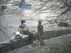 Ő fodros hozott egy pornó filmek letöltése ingyen széket a kertbe, és elkezdett sütkérezni benne. Abban a pillanatban, egy fiatal férfi állt a bokrok mögött, belenézett a csomagtartóba, alakú, mint egy lány finom, maszturbáció csirke. A pufók nőket felismerték és felhívták. Elkezdett simogatni és szopni egy nagy faszt, haver. A kényelem érdekében a fiú a kő tetején feküdt, a gyermek pedig továbbra is simogatja a péniszét. Egy pillanattal később, a hiperstimuláltnak ki kellett másznia délre, és le kellett ül