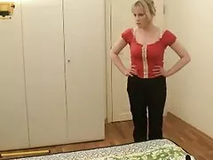 Szőrös porno film ingyen hajú szőke nyögött az ágyon. Megmutatta a seggét, és elkezdett szexelni egy férfival.
