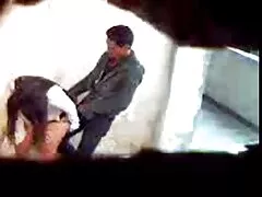 Baszd meg, gyönyörű és szexi a lépcsőn. Lány pózol szenvedélyesen a lépcsőn, az emberek nem húzza, ingyen szexfilm hogy a kakas itt.