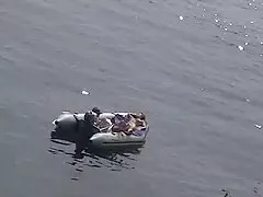 Megdugja a csaladi szexvideo kövér, húsos, az emberek dühösek, mert nem figyelnek rá. Megrázta a melleit előtte, aztán széttéptem.