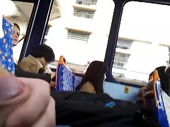 Egy férfi, aki illik, hogy vonzza a lány szája, szőke, érett, a farkán, majd baszni hátulról az ágyon. ingyen porno filmek