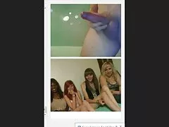 A lánynak szőrme van. Lány levetkőzni, majd ugrik a nagy faszt, mint egy ingyen porno film barát boldog. Ők elrontotta, majd elkezdett cum.