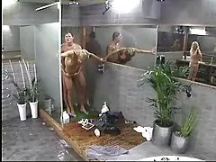 Kurva a fürdőszobában. Besétált, miközben írt és elcsábította. ingyen pornó film