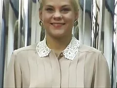 Anya, pelenka, tej óriás kezdett levetkőzni a ingyen letölthető pornó lencse előtt. Bájos lány, hogy vezérli az ajkak festett magát.