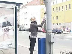 Egy fiatal lány, barna hajú, kopasz, szopós, szopós, mély, álló kutyus stílusban, tedd a seggét, hogy ő ki nyalni. Az emberek megragadják az pornó filmek ingyen arcát.
