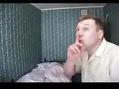 Egy gyönyörű, karcsú ül a szeretője, majd pornó magyarul beszélő elkezd maszturbálni kibaszott vele behatolás nélkül, aztán betette a szájába.