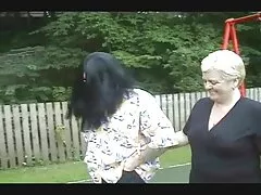 Érett Pár, meg egy fiatal férfi, orális, Hármasban. A férje a hátán feküdt, megütötte a feleségét. Asszisztens egy kisgyermek, aki nem tud várni, hogy a nő hátulról, mint egy nyúl. Lépjen be a tagokba, majd gyorsan pánikba kezdett. Úgy döntöttünk, hogy jobb lenne neki alulról, így tovább tart. Most a nő szopást végez az emberekkel, akik a hátsó férje lettek. Megnyal egy fiatal tagot, és ül rajta. Itt az ideje, hogy dupla behatolás. A férj felment a harmadik emeletre, behatolva a végbélnyílásába. Megragadta 