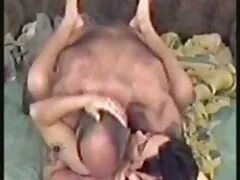 Egy nagy mellű nő van a kamerában. Aztán anyuci porno megsimogatta a vagináját.